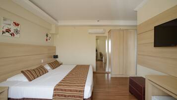 Quarto família | Frigobar, cofres nos quartos, espaço de trabalho para notebook