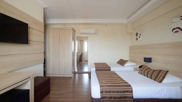 Quarto superior, 3 camas de solteiro | Frigobar, cofres nos quartos, espaço de trabalho para notebook