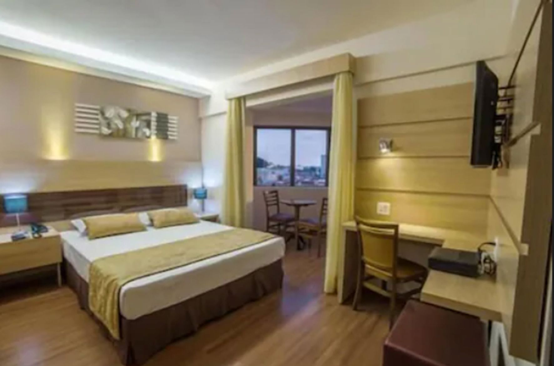 Minibar, in-room safe, laptop workspace, blackout drapes