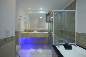 Suite (Master) | Bathroom | Shower, hair dryer, towels - Faro Hotel (Atibaia)