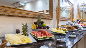 A buffet with various fruits and desserts. - Faro Hotel (Atibaia)