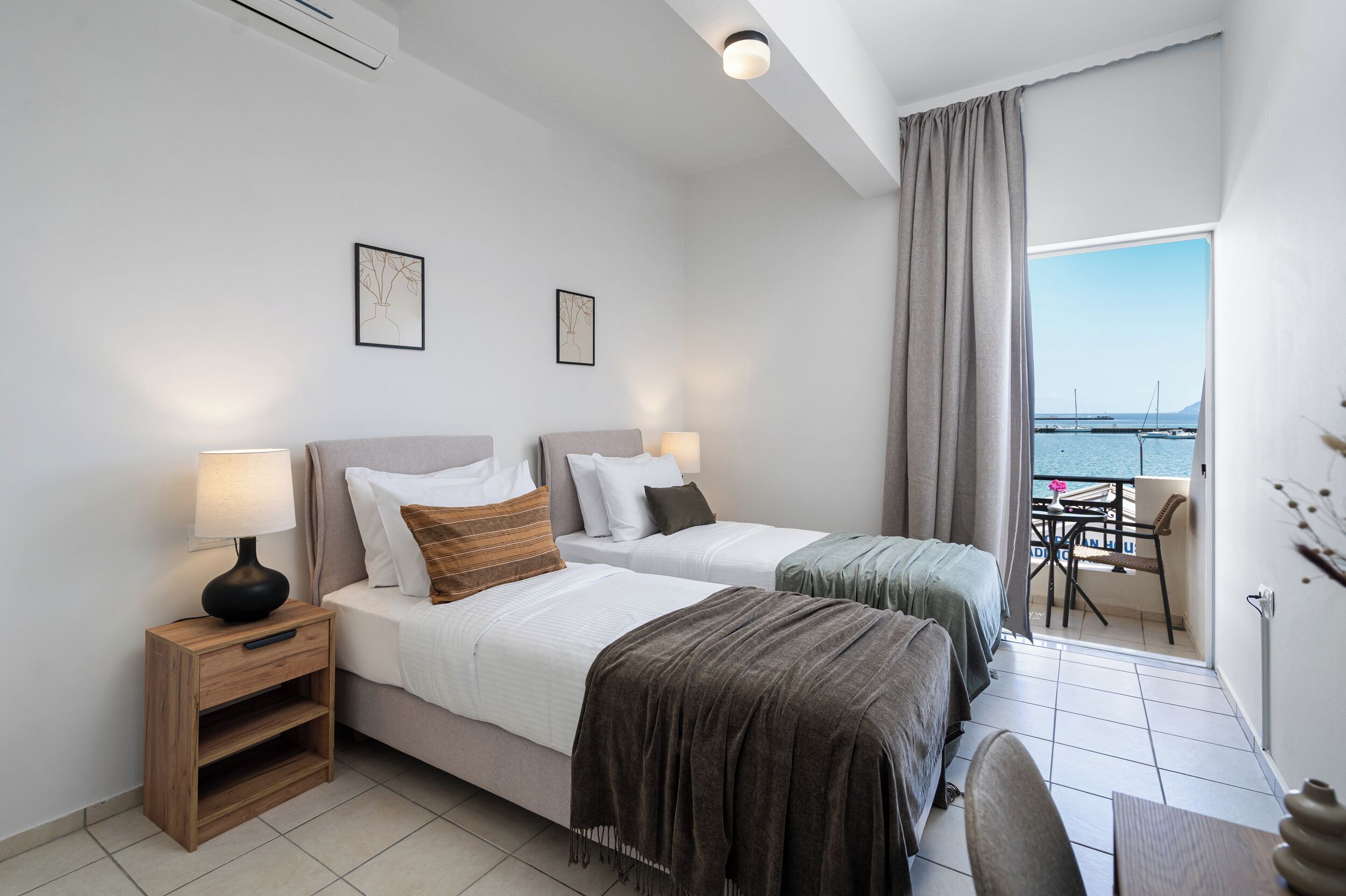 Double or Twin Room with Sea View | Safe på rommet, skrivebord og skrivebord for bærbar PC