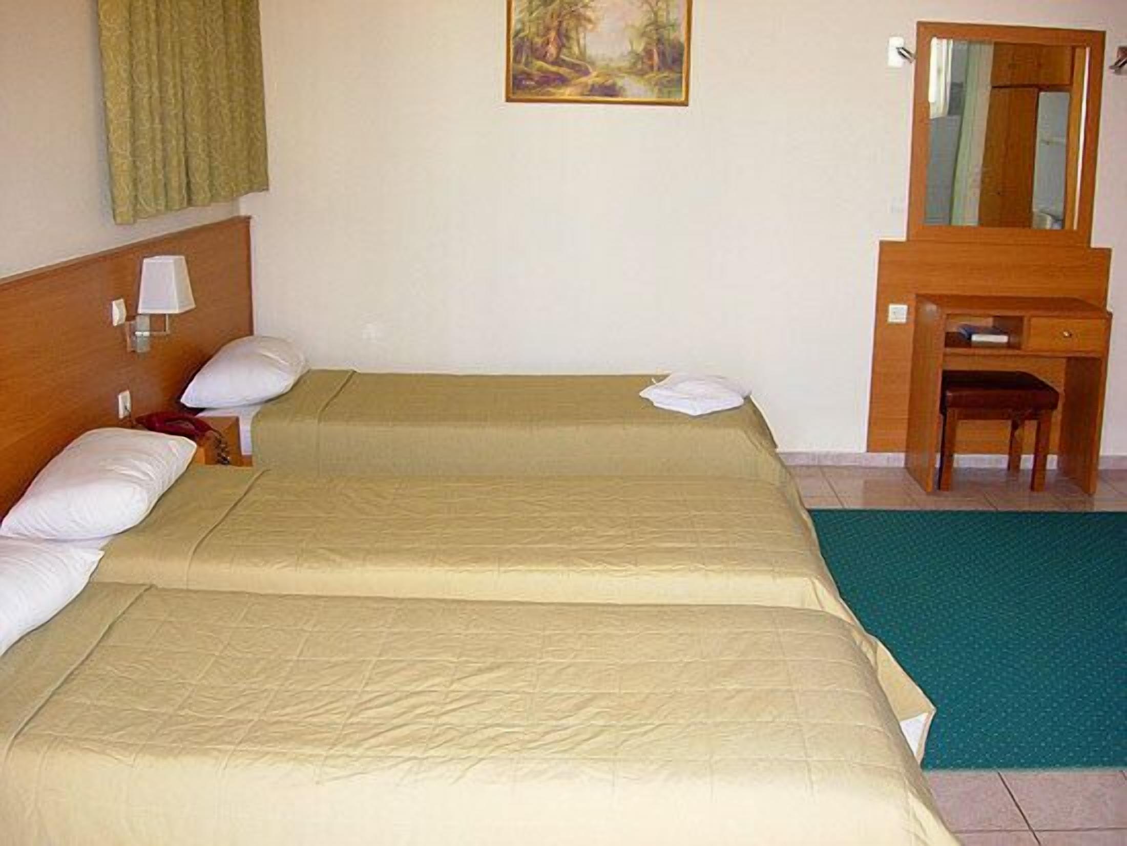 city triple room | 1 bedroom, in-room safe, desk, laptop workspace