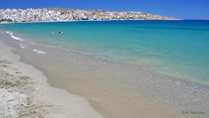 A beach with clear turquoise water and a sandy shore. - Hotel Flisvos (Sitia)