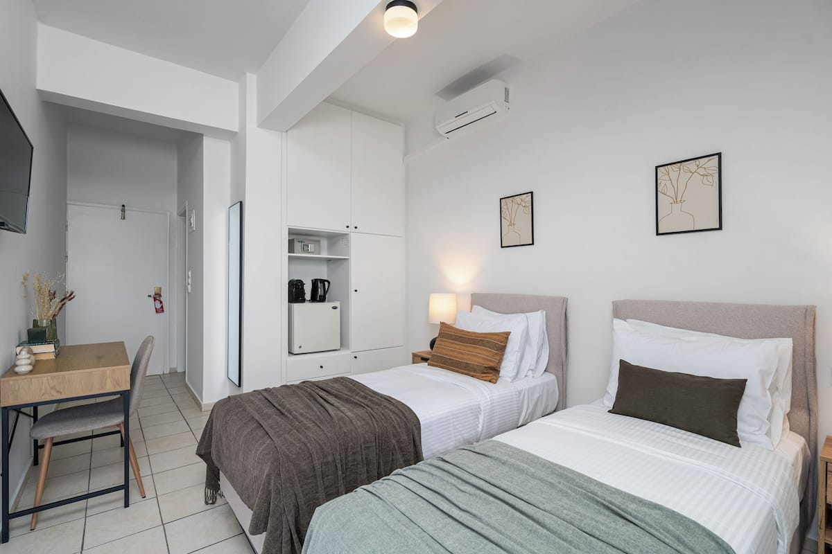 Twin Room with Garden View | Coffre-fort, bureau, espace de travail pour ordinateurs portables