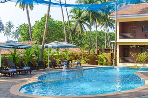 Outdoor pool, pool loungers