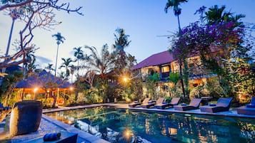 Kolam renang outdoor, dengan kursi berjemur