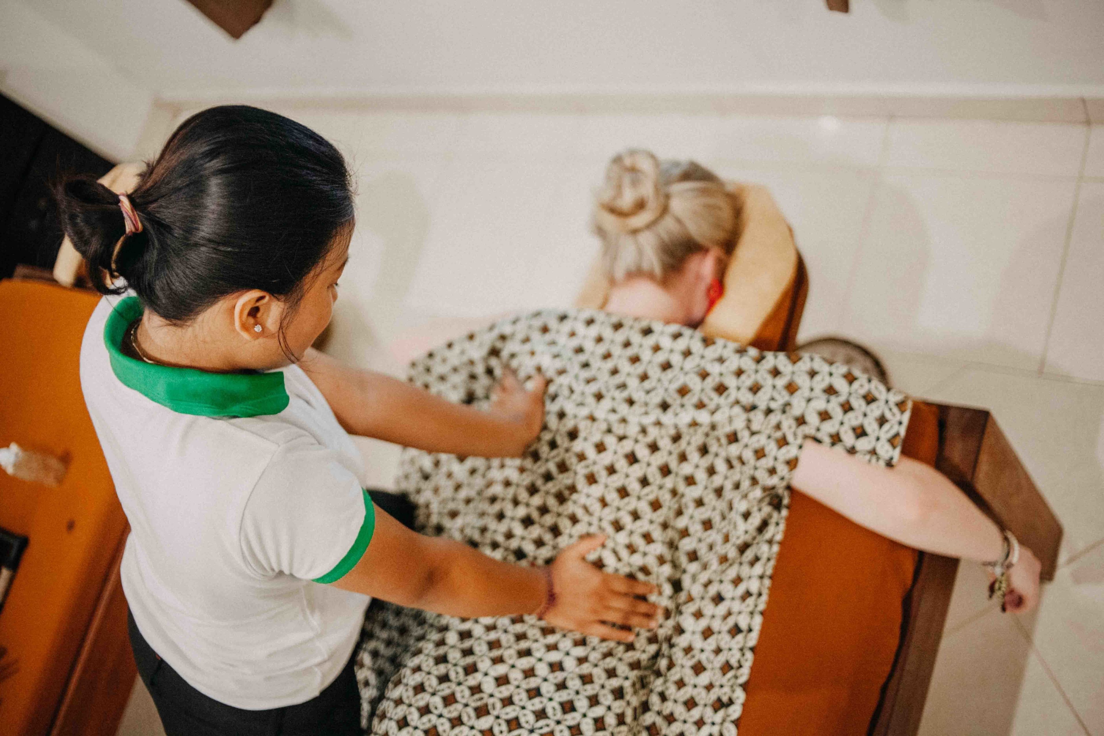 Una persona en una bañera con una toalla estampada.