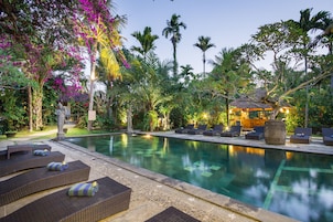 Una piscina al aire libre, tumbonas