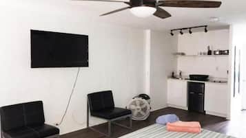 Tallelokero huoneessa, ilmainen Wi-Fi, vuodevaatteet