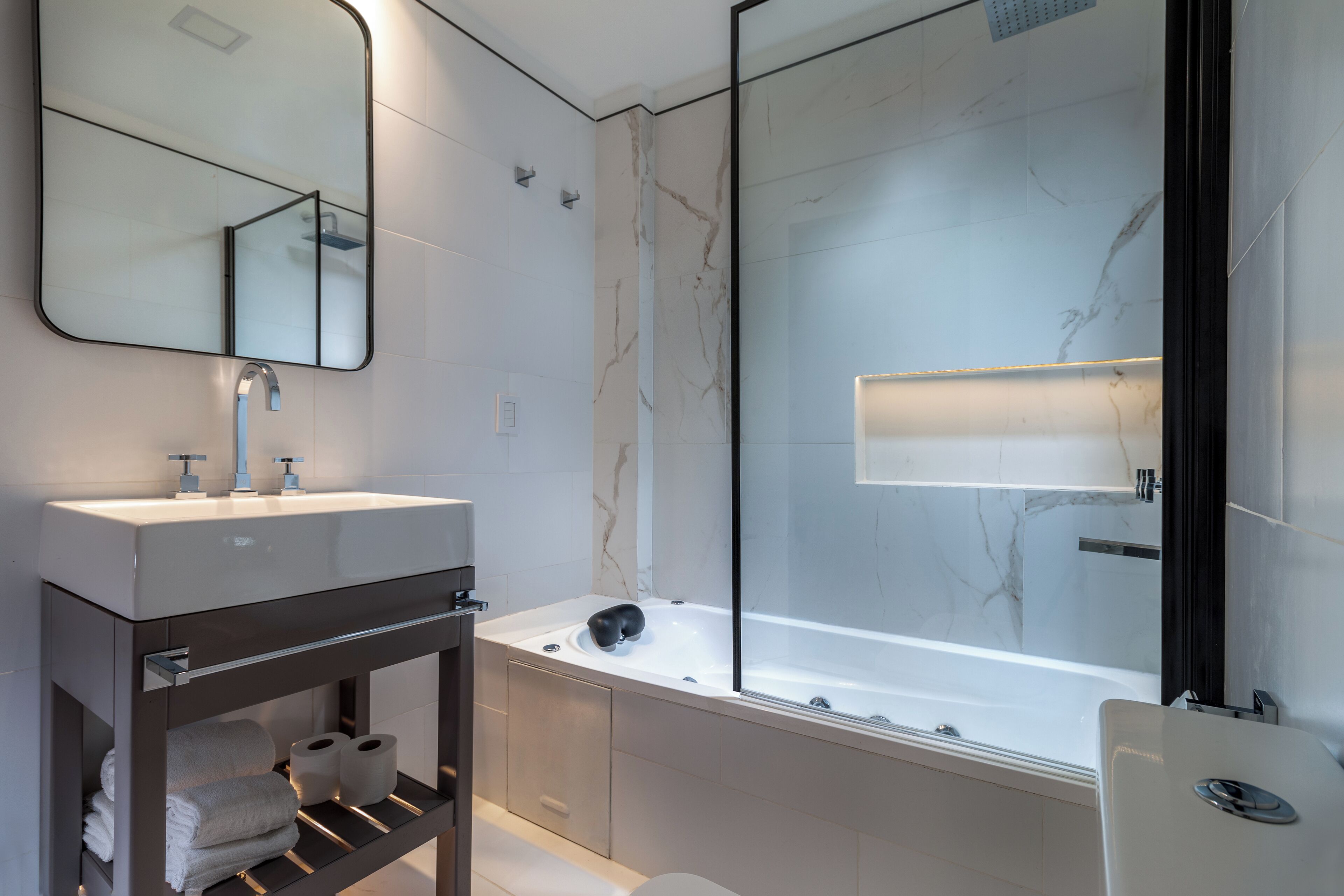 standard suite | bathroom | free toiletries, bidet, towels