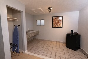 Suíte júnior, 1 cama King e sofá-cama | Cortinas blackout, Wi-Fi de cortesia, roupa de cama