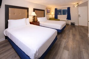 Blackout curtains, free WiFi, bed sheets - Onyx Hotel (Farmington)