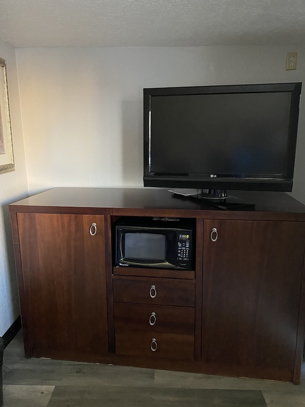 Blackout drapes, free WiFi, bed sheets - Four Corners Inn (Farmington)