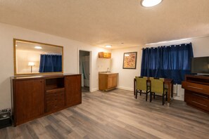 Blackout curtains, free WiFi, bed sheets - Onyx Hotel (Farmington)