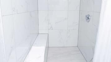 Articles de toilette (gratuits), serviettes fournies, savon, shampooing