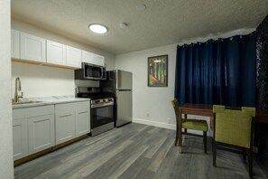 Suite, 2 Bedrooms, Kitchen | Private kitchen - Onyx Hotel (Farmington)