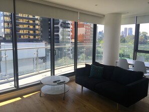 Appartement, 2 chambres | Coin séjour | Télévision LCD de 32 pouces avec chaînes par câble, télévision