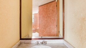 Superior Room | Bathroom | Towels, soap, shampoo, toilet paper - Hotel Valencia Puebla (Puebla)