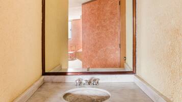 Habitación superior | Baño | Toallas, jabón, champú y papel higiénico