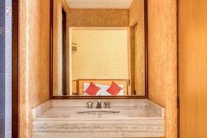 Standardzimmer | Badezimmer | Handtücher, Seife, Shampoo, Toilettenpapier
