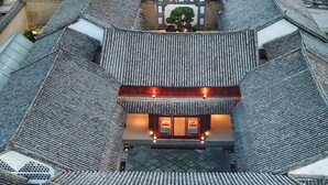 Il s’agit d’un bâtiment traditionnel doté d’une cour intérieure, de plusieurs niveaux de toiture et d’un hall d’entrée bien éclairé.