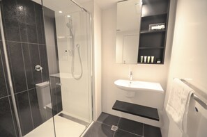 Gratis toiletartikelen, een haardroger, handdoeken