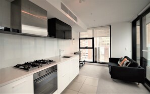 Full-size fridge, microwave, oven, stovetop