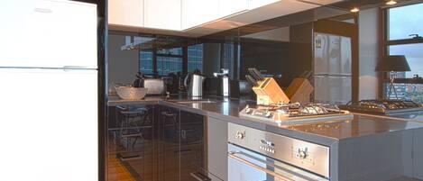 Full-size fridge, microwave, oven, stovetop