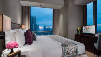 1 bedroom, premium bedding, in-room safe, desk