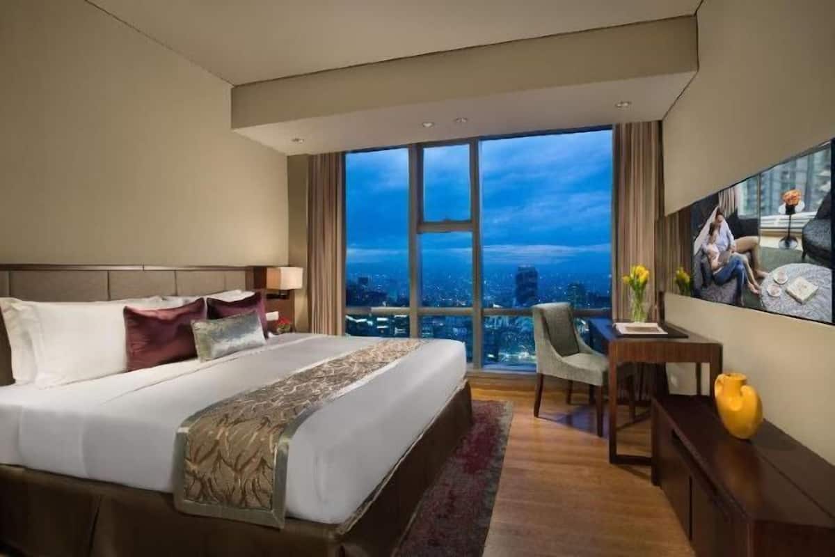 Premium bedding, in-room safe, desk, iron/ironing board