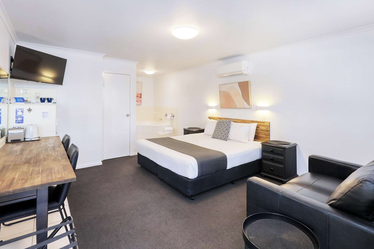 deluxe room, 1 king bed, non smoking, jetted tub | 1 bedroom, premium bedding, individually decorated