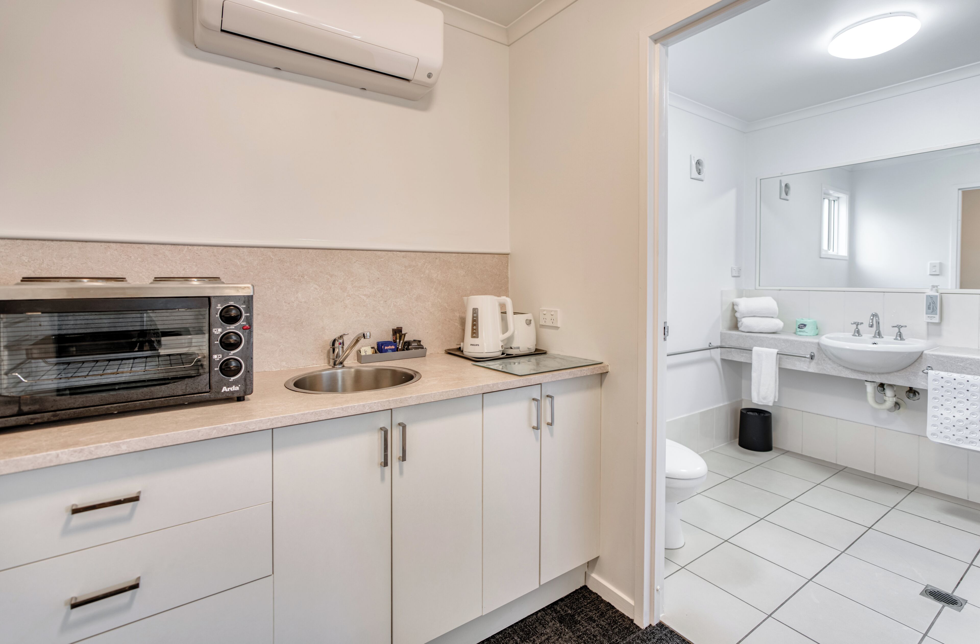 Habitación doble ejecutiva, para no fumadores | Baño | Amenidades de baño ecológicas, secadora de cabello, toallas, jabón 