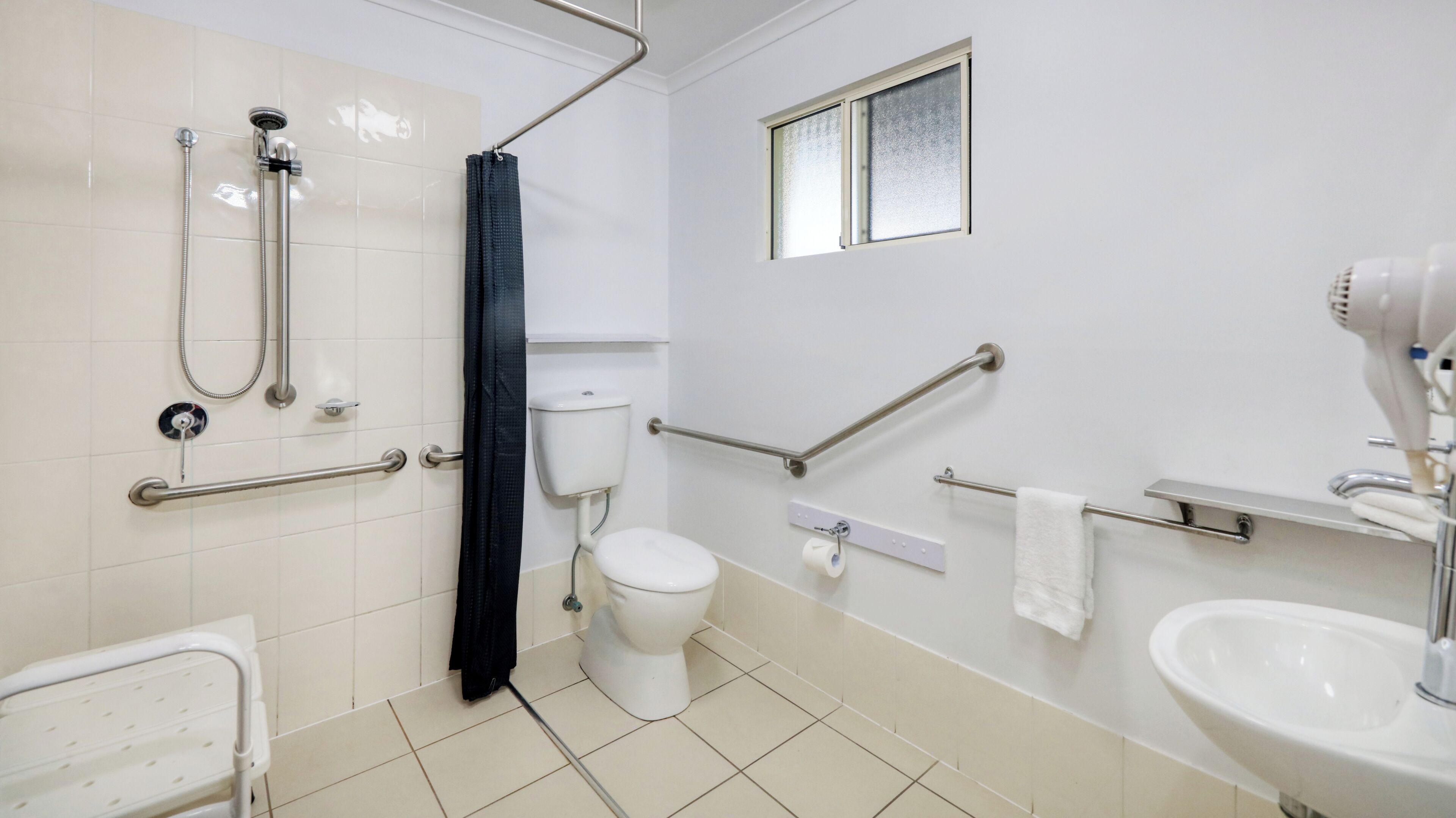 Vierbettzimmer, rollstuhlgeeignete Dusche, Nichtraucher | Barrierefreies Bad