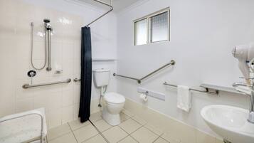 Vierbettzimmer, rollstuhlgeeignete Dusche, Nichtraucher | Barrierefreies Bad