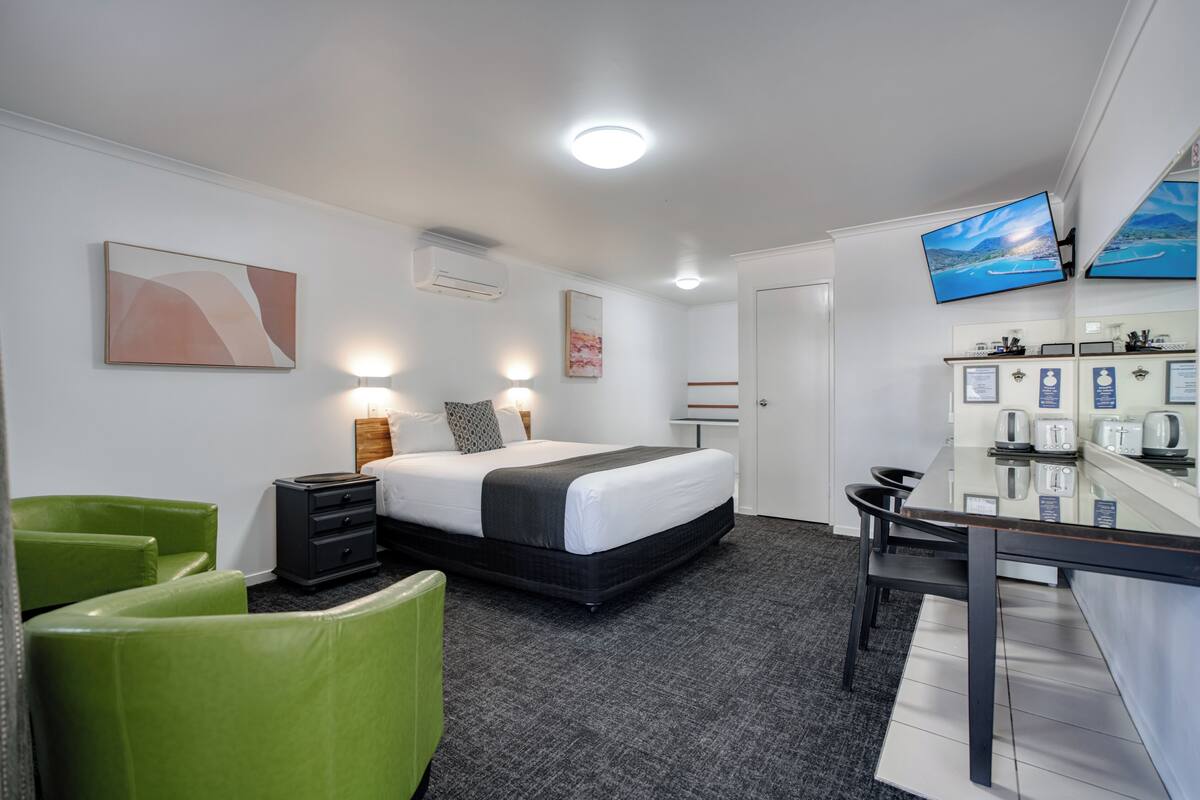 Deluxe Double Room, Non Smoking | Premium bedding, desk, laptop workspace, blackout drapes