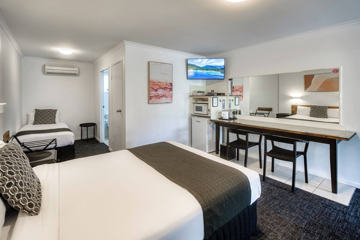 Deluxe Twin Room, Non Smoking | Premium bedding, desk, laptop workspace, blackout drapes
