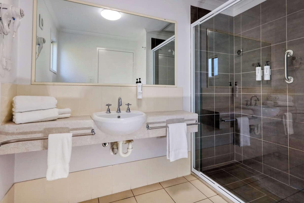 executive room, 1 queen bed, non smoking, kitchenette | bathroom | free toiletries, hair dryer, towels, soap