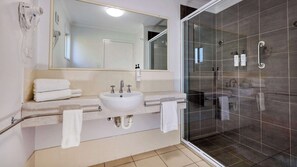 Executive-Zimmer, 1 Queen-Bett, Nichtraucher, Kochnische | Badezimmer | Umweltfreundliche Kosmetikartikel, Haartrockner, Handtücher, Seife