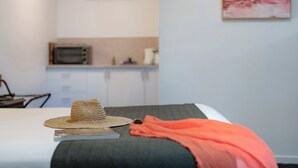 Executive Queen Suite with Kitchen | Premium bedding, desk, laptop workspace, blackout drapes - Caboolture Gateway Motel (Caboolture)