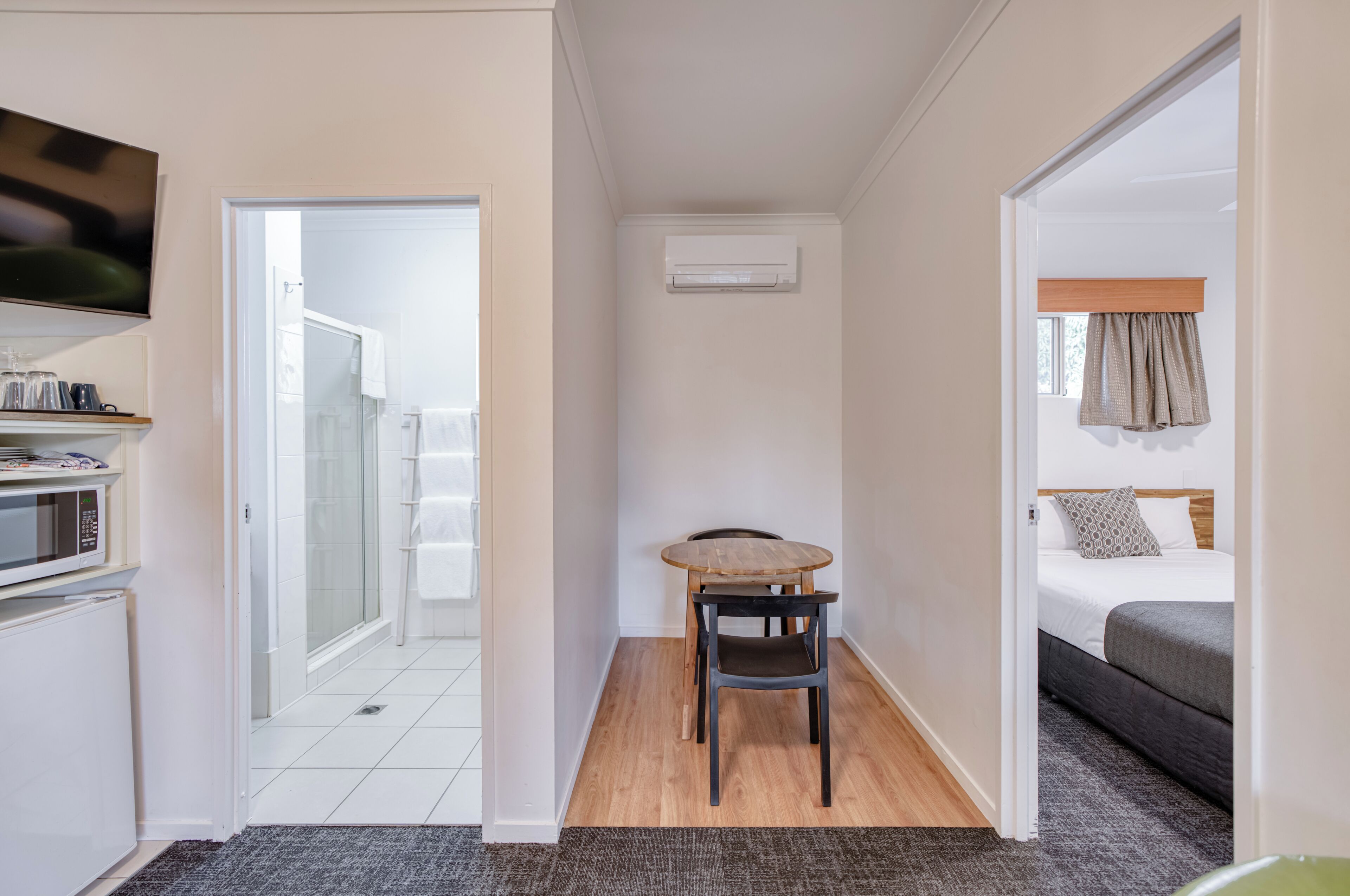 Suite Deluxe, para no fumadores, vista a la alberca | Ropa de cama de alta calidad y escritorio 