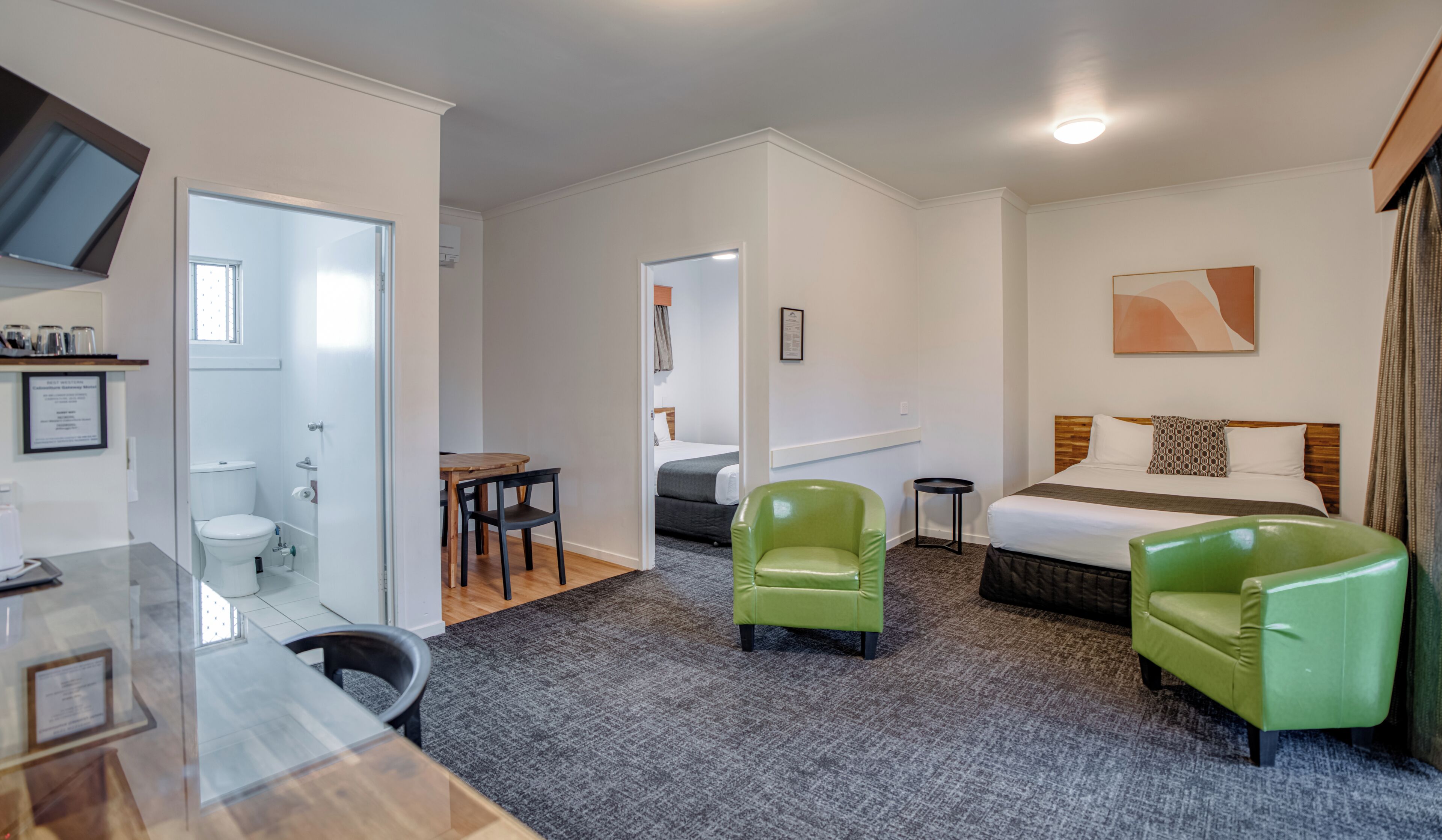 Suite Deluxe, para no fumadores, vista a la alberca | Área de sala de estar | Smart TV de 43 pulgadas con canales digitales 