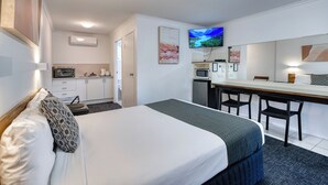 Executive Queen Suite with Kitchen | Premium bedding, desk, laptop workspace, blackout drapes - Caboolture Gateway Motel (Caboolture)