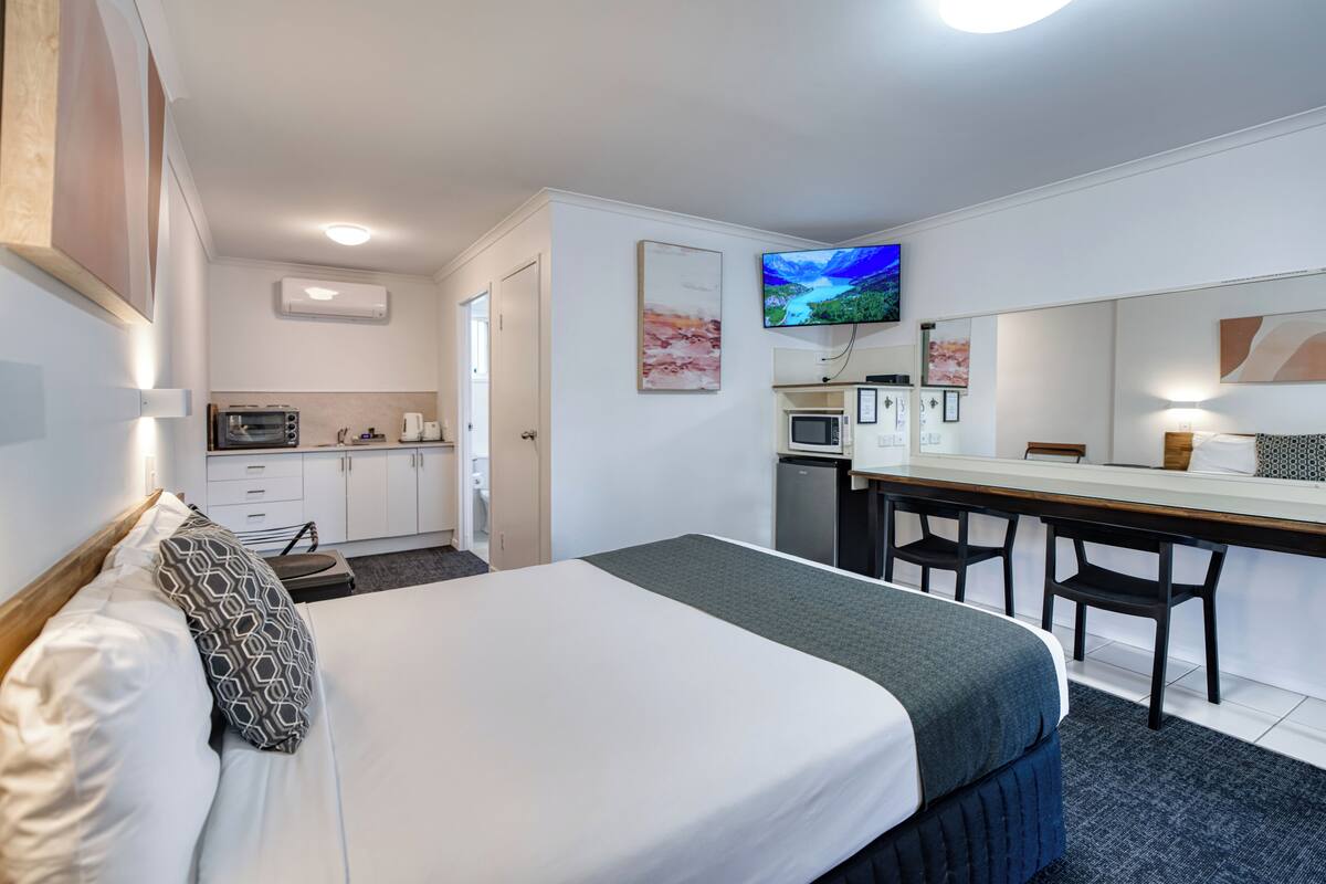 Executive Double Room, Non Smoking | Premium bedding, desk, laptop workspace, blackout drapes
