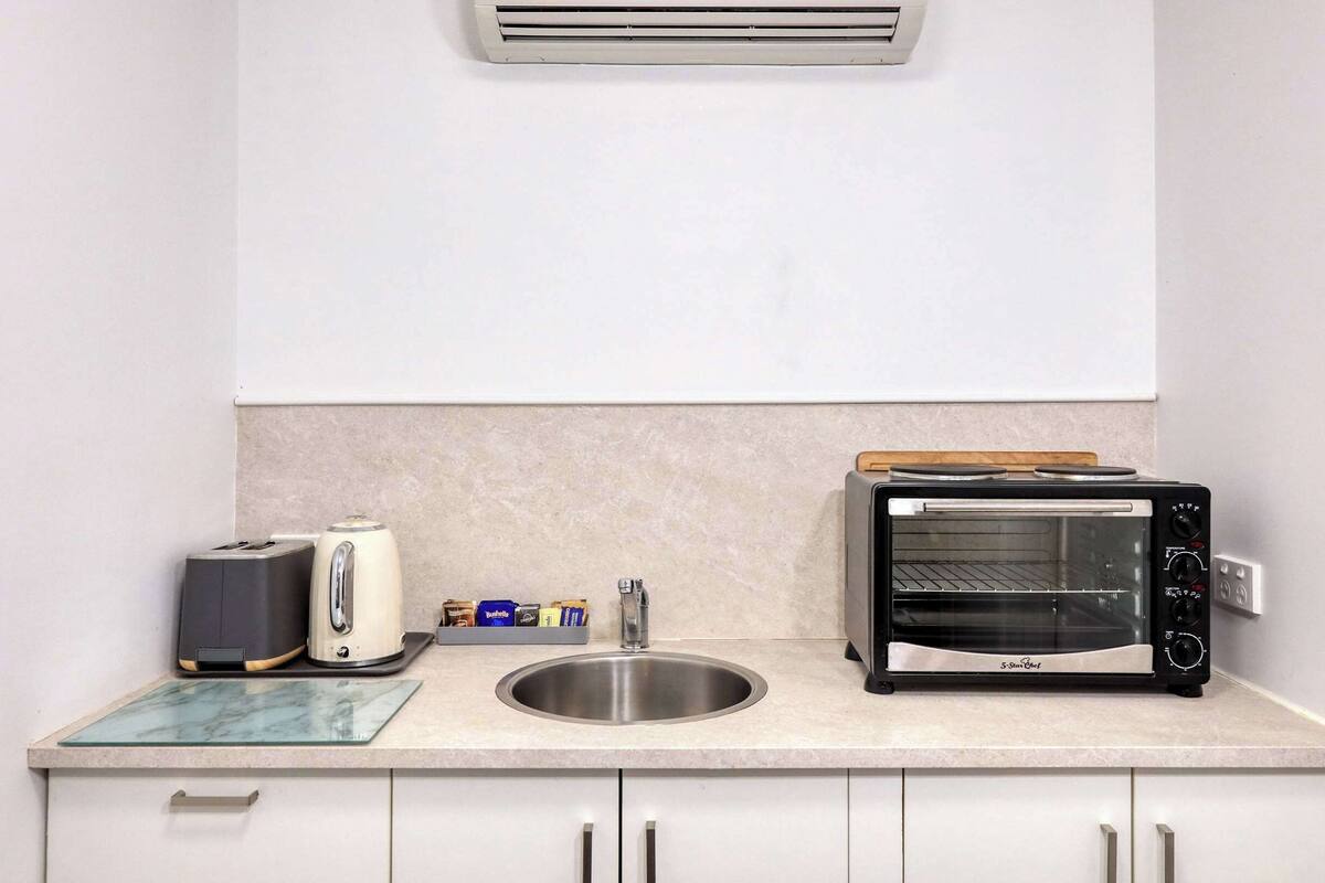 executive room, 1 queen bed, non smoking, kitchenette | private kitchenette | fridge, microwave, coffee/tea maker, toaster