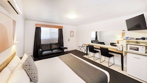 Habitación Deluxe, 1 cama de matrimonio grande, no fumadores, bañera de hidromasaje | 1 dormitorio, ropa de cama de alta calidad, decoración individual