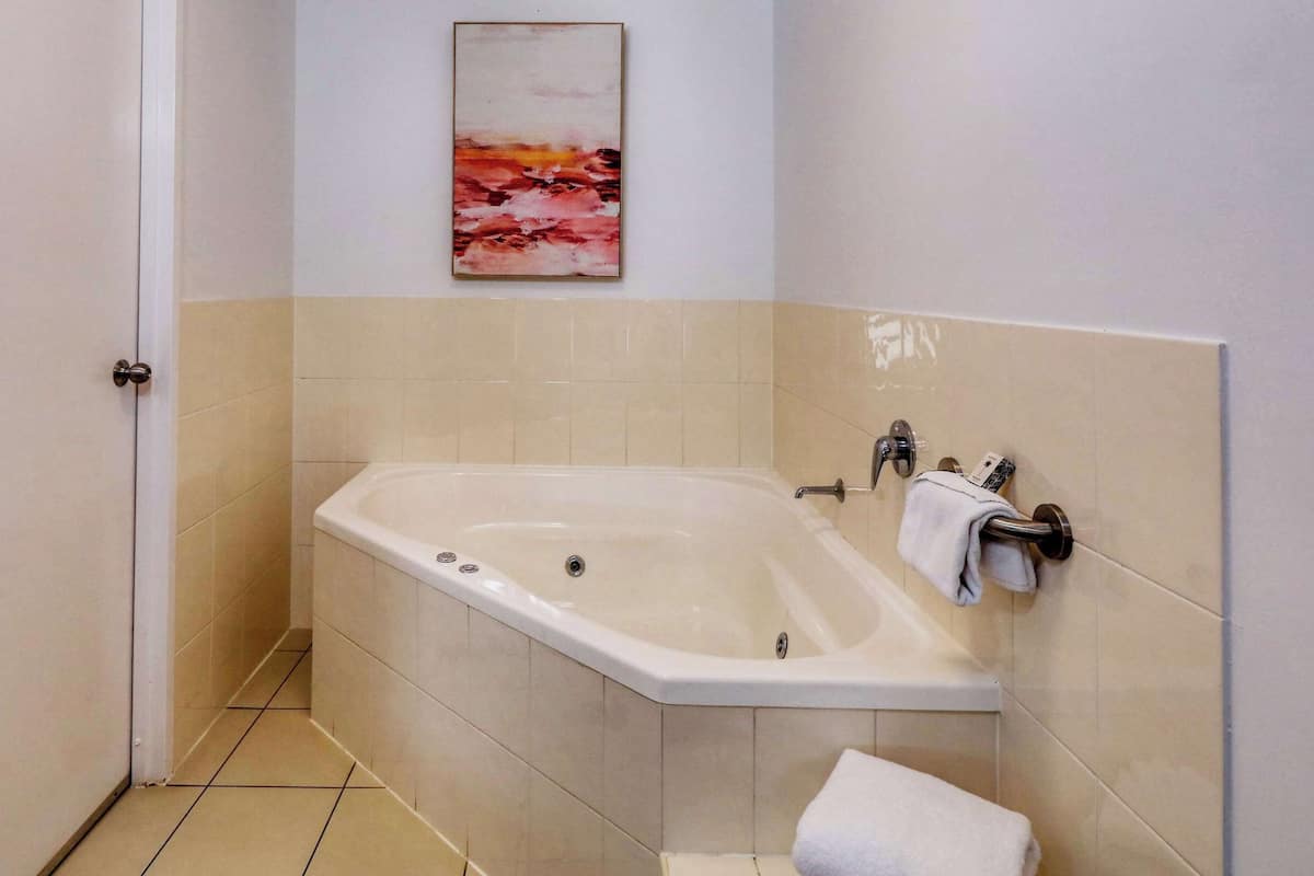 deluxe room, 1 king bed, non smoking, jetted tub | bathroom | free toiletries, hair dryer, towels, soap