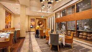 2 restauranter, middag serveres, indiske retter