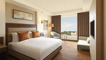 Ylelliset vuodevaatteet, minibaari, tallelokero huoneessa, työpöytä