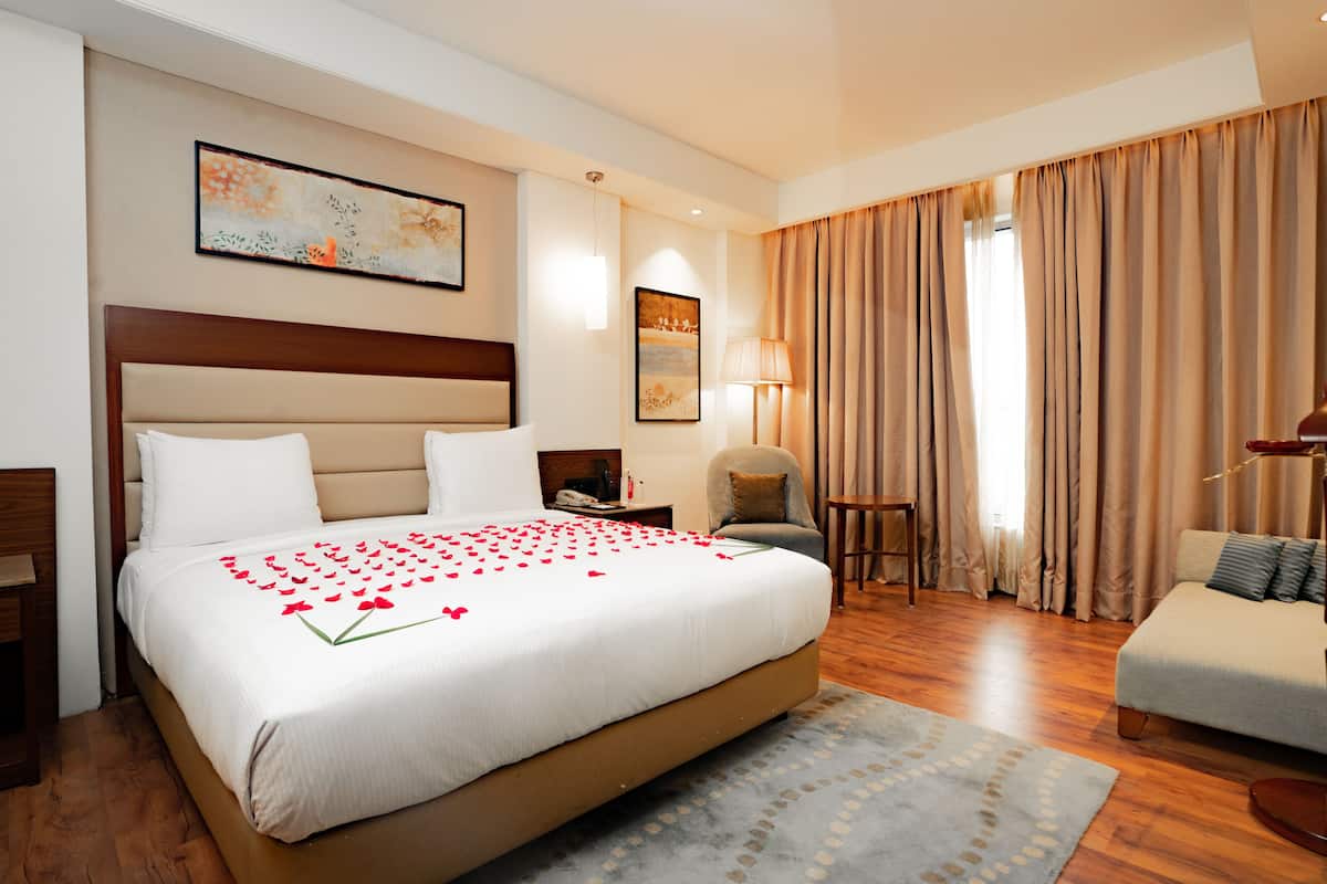 Suite | Luxe beddengoed, een minibar, een kluis op de kamer, een bureau